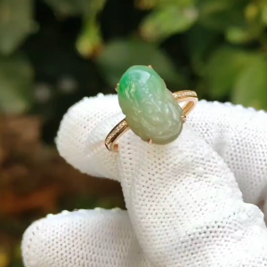 Local SG Seller - Very Beautiful 18k Gold Ring set with High Quality Natural Jadeite Jade crafted as Pixiu certificate weighs 2.82 grams measurement 14.6 * 9.3 * 6.1 mm (18kring33)