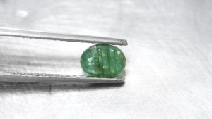 พลอยแท้ 1.10 ครั้ง มรกต สีเขียว แซมเบีย ทรงไข่ สีของเขียว 1.10 กราฟ ฿ 1,200