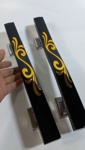 Set kunci pintu rumah lengkap dengan 4 gagang tarikan dan 1 body kunci model daun pintu 2 kupu tarung dengan desain motif emas pada gagang hitam.