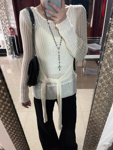 เสื้อยืดแขนยาวสไตล์เกาหลีสำหรับผู้หญิงในฤดูร้อน 2025 ดีไซน์ใหม่ ดีไซน์เก๋ไก๋ สง่างาม แขนยาว คอกลม สีพื้น