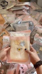 Túi chườm nóng lạnh bụng kinh đa năng 500ml có lớp vải nhung - Bông Hoa