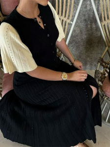 ชุดเดรสไหมพรมหรูหราสำหรับผู้หญิง สีพื้น กระดุมแถวเดียว คอทรงโอ แขนสั้น เอวสูง กระชับสะโพก ชุดเดรสฤดูใบไม้ร่วงปี 2025 สไตล์เก๋ไก๋สำหรับสุภาพสตรี