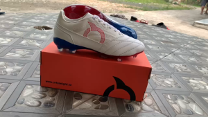 Sepatu Bola Catalyst V5 White Silver Dan White Ortred Blue 38-44