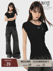 เสื้อยืดแขนสั้นทรงสลิมฟิตสำหรับผู้หญิงในช่วงฤดูร้อน สไตล์อเมริกัน สีดำ ทรงไหล่ สไตล์ใหม่ 2025 เสื้อแขนสั้นกระชับสัดส่วน เสื้อแขนสั้นสไตล์สาวฮอต