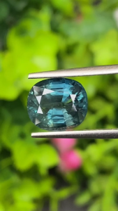 พลอย เขียวส่อง Green Sapphire 4.55 กะรัต (Cts.) พลอยแท้ อัญมณีมงคลประจําวันเกิด เครื่องประดับพลอย