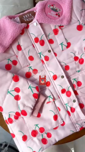 【พร้อมส่ง size120-130】「สินค้าลิขสิทธิ์แท้」IRIS KIDS 25winter IKC34055 cherry coat เสื้อกันหนาวบุผ้า สไตส์เกาหลี ผ้านุ่มใส่สบาย(ใส่ได้ลบ15องศา)