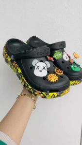 Cross Giày Dép Cross Vảy Sơn Quai Ngang Đế Đen Vàng DEPCRBV Tặng Thêm 12 Jibitz Dép Sục Bít Mũi Đế Dày Đi Bên Ngoài Chống Trượt Cá Tính Giày Nhựa Slip-On Tiện Lợi Dép Croos Bền Và Êm Ái - Lazada