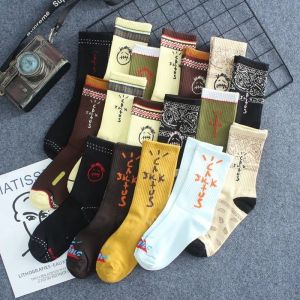 5 Đôi Tất Nam Cotton Thể Thao Xu Hướng Hip-Hop In Chữ Thoải Mái Ống Cao Cặp Đôi Mẫu Hộp Quà Tặng Bộ Đỏ