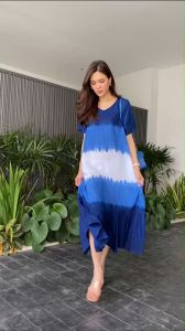 Maxi Dress ตัวยาว ทรงคอยูวว สวยพริ้ว เริ่ดมว้ากกกกก 📚 ทรงสวย ใส่แล้วดูสูงเพรียว       ชายกระโปรงทรงบาน (a)  แต่ชายระบาย ลุคซ์คุณหนู  แต่ดูมีสไตล์ 🌼🌸    เนื้อผ้ายืดนิ่มอย่างดี สีครามสวยๆ มีกระเป๋าข้างให้ล้วงมือ ใส่สบาย เหมาะ กับอากาศช่วงนี้สุดๆ   ** งาน