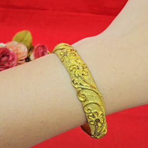 กำไลงานดิบทองเหลืองลายดอกไม้ คลิปล็อค เส้นผ่านศูนย์กลาง 5.3 ซม. งานดิบไม่ได้ชุบ ทองเหลืองโบราณ ใส่ได้ทุกโอกาส รูปถ่ายจากสินค้าจริง