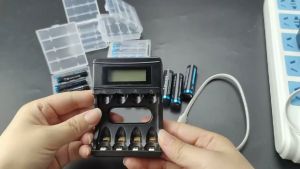 1.5V USB battery charger matches li-ion AA/AAA rechargeable batteries