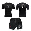 ชุดรัดรูปสำหรับออกกำลังกายของผู้ชายพิมพ์ลายเสื้อเข้ายิม + กางเกงขาสั้นสองชั้นสำหรับออกกำลังกายมีรูระบายอากาศแห้งเร็วชุดกีฬาผื่นคัน. 