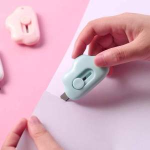 Light blue cloud-shaped utility knife with retractable blade for precise cutting on paper. Pisau kecil pisau mini