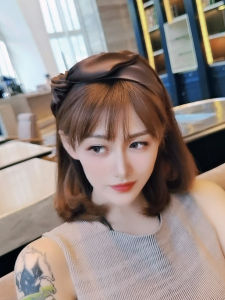 Elegant Wide Edge Hairband with Butterfly Knot for Women Fashionable Hair Accessory Suitable for Outdoor Use Fresh Outfit