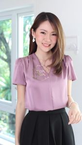 30 วันการรับรอง สำหรับ NARINARI : MT0601 V-Collar Satin Blouse เสื้อคอวีผ้าซาติน (สีเขียว)