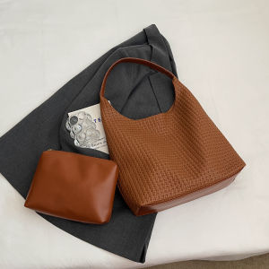 Retro Large Capacity Womens Shoulder Bag Fashionable Commuter Bucket Bag American Retro Style Synthetic Leather Inner Zipper Closure