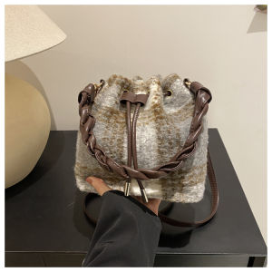 กระเป๋าถือทรงถังผ้าขนสัตว์ลายสก็อตย้อนยุคสำหรับผู้หญิงในฤดูใบไม้ร่วงและฤดูหนาว กระเป๋าสะพายไหล่ข้างเดียวแบบอเนกประสงค์ กระเป๋าถือแบบลำลอง