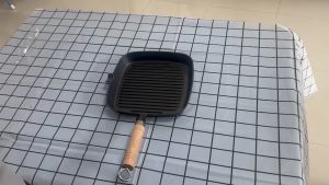 กระทะย่างสเต็ก กระทะย่างอาหาร ขนาด 22 cm ด้ามไม้ กระทะปิ้งย่าง ย่างเนื้อ ทำจากเหล็กหล่อ ร้อนเร็ว ใช้ได้กับเตาทุกชนิด