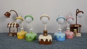 โคมไฟตั้งโต๊ะ โคมไฟอ่านหนังสือ โคมไฟ LED เปิดไฟได้3สเต็ป โคมไฟตกแต่ง ถนอมสายตา แบบชาร์จแบต มีแบตเตอรี่ไม่ต้องเสียบปลั๊กขณะใช้งาน