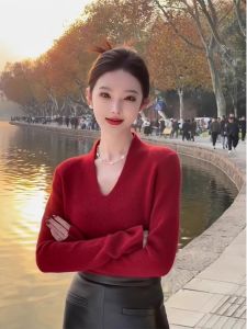 เสื้อสเวตเตอร์คอวีผ้าขนสัตว์สีแดงสำหรับผู้หญิงในฤดูใบไม้ร่วงและฤดูหนาวปี 2025 เสื้อชั้นในสุดเก๋ไก๋สำหรับผู้หญิงในปี 2025