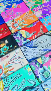 ผ้าถุงลายนกยูงคละสีคละลาย 10 ชิ้นรูปแบบสุ่ม เย็บแล้ว ผ้าถุงลายดอก ไม่ซีดจาง