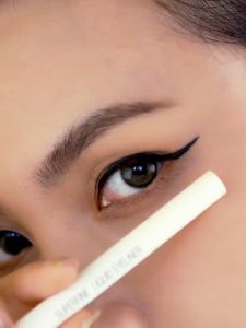 Bút kẻ mắt FOCALLURE dạng lỏng chống thấm nước nhanh khô 0.6g