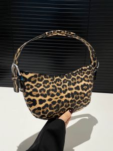 กระเป๋าสะพายข้างลายเสือดาวสุดเทรนด์สำหรับผู้หญิง กระเป๋าสะพายข้างแบบลำลองสำหรับเดินทางในชีวิตประจำวัน กระเป๋าถือแบบมีซิปปิด