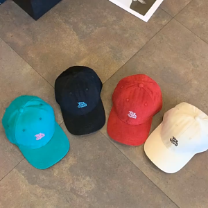 หมวกเบสบอลผ้าฝ้ายปักลายภาษาอังกฤษสไตล์เกาหลีสําหรับผู้หญิง