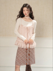 loveheynew | Áo Thun Dài Tay Cổ Tròn Màu Hồng Nhạt & Quần Short Caro Chấm Bi
