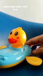 Mainan Anak Mandi Kapal Bebek Renang / Kapal Bebek Duck Bowing Boat Berenang YI 26