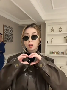 แว่นกันแดด ทรงวงรี โลหะ ดีไซน์เรียบๆแต่เก๋ทันสมัย ป้องกันแสงแดด UV400 แฟชั่นสตรีท แว่นกันแดดแบบกรอบเต็ม แว่นกันแดดที่ทันสมัย ระดับไฮเอนด์ (พร้อมส่ง)