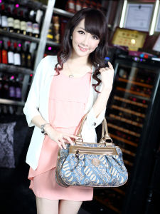 กระเป๋าถือผ้าใบลําลองแฟชั่นพร้อมซิปสําหรับผู้หญิงสไตล์ยุโรปและอเมริกาเทรนด์กระเป๋าพักผ่อนกระเป๋าสะพายไหล่อเนกประสงค์