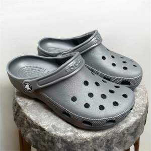 [Hàng nguyên chính hãng] Dép crocs classic clog màu xám đậm màu đẹp dễ phối đồ form rộng nên lùi 1 size