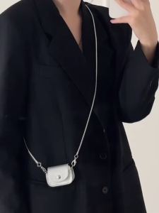 适用于Suitable for AirPods 1 2 3 4 Pro Pro2 Case AirPods4 Case Silver Leather Strap Earphone Bag Case