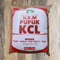 NKM KCL 5 KG/ PUPUK KCL SERBUK KEMASAN 5 KG/ Pupuk tanaman/ Kalium Tinggi Untuk Mempercepat Umbi Buah Menjadi Besar/ Natrium/ Kalium Tinggi/ Magnesium/ Kcl mahkota/ kcl been sae/pupuk sayuran/pupuk pertanian/pupuk cabe tomat/ kalium CHLORIDA/ pupuk serbuk. 