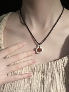 Dây Chuyền Hình Quả Đồi Đỏ an Toàn Trung Hoa Mới Cho Cặp Đôi Khóa Thần Thoại Đen Cổ Điển Dây Chuyền Hình Đám Mây May Mắn