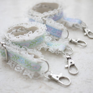 Handmade Lace Wrist Strap Vintage Handheld Mobile Phone Chain Pendant Original Design Small Niche Wristband Accessory
