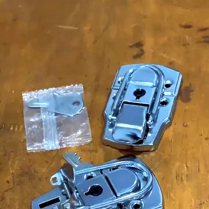 Chốt Khóa Lẫy Có Chìa Khóa 76x45mm Đi Kèm Vít Và Rive Dùng Gắn Khoá Hộp Trang Sức Vali Hành Lý Hòm Rương An Toàn Kiên Cố