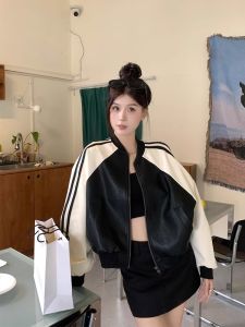 เสื้อแจ็คเก็ตหนังเบสบอลสไตล์อเมริกันสีบล็อกสำหรับผู้หญิง ฤดูใบไม้ผลิและฤดูใบไม้ร่วง 2025 ดีไซน์ใหม่ เสื้อสั้นอเนกประสงค์ ไซส์เล็ก แขนยาว ปกติ