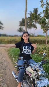Kaos SIBUK BERKATA LUPA: Desain Unik & Pakaian Wanita
