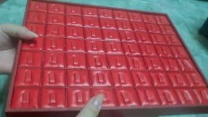 khay da trưng nhẫn không nắp 63 móc 30x23 cm