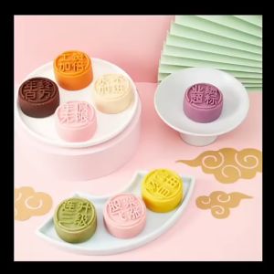 中秋月饼 Mid-autumn moon cake custard yellow five-kernel egg yolk Cantonese-style peach skin egg yolk crispy color moon cake