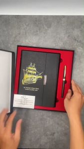 [GIFT SET] Bộ Quà Tặng Sổ Bìa Còng A5 Vươn Xa Biển Lớn Gồm Sổ Tay Bút Ký Khắc Tên Leon Dio Matte Hill