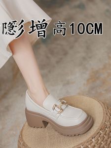 หนัง รองเท้าส้นเตี้ยส้นสูง ผู้หญิง ฤดูใบไม้ผลิ 2024 สไตล์ใหม่ด้านล่างหนาเพิ่มความสูงภายใน สไตล์อังกฤษ เล็ก หนัง รองเท้า