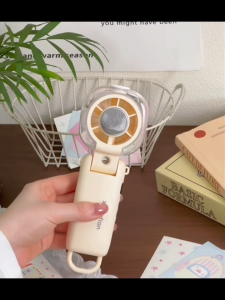 Quạt Phun Sương Cấp Ẩm Tích Hợp Sò Lạnh Làm Mát Nhanh Với Pin 4600mAh Cho Thời Gian Sử Dụng Bền Bỉ Thiết Kế Đa Năng Có Thể Đeo Cổ Cầm Tay Hoặc Để Bàn Tiện Lợi Trang Bị 199 Mức Gió Điều Chỉnh Linh Hoạt Giúp Làm Mát Dịu Êm Không Gây Khó Chịu