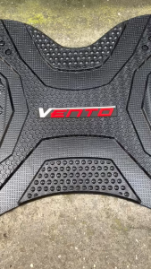 THẢM CAO SU ÉP XE MÁY ĐIỆN VENTOVENTO S VENTO NEO MẪU NEW 2025 CHỮ ĐỎ