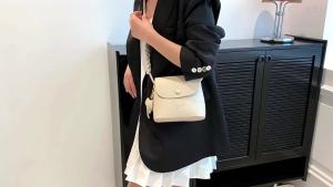 ali9 กระเป๋าทรงถังขนาดเล็กแนววินเทจลำลอง 2024 กระเป๋าผู้หญิงใหม่กระเป๋าสะพายข้างยอดนิยมทุกคู่แฟชั่นพร็อพกระเป๋าสี่เหลี่ยมใบเล็ก