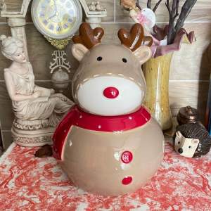 Hũ chú tuần lộc quàng khăng đỏ giáng sinh đựng bánh kẹo ngỗ nghĩnh đáng yêu-The jar of the Christmas red-turbaned reindeer contains cute mischievous candies