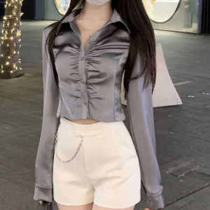 เสื้อเชิ้ตคอโปโลแขนสั้นผ้าซาตินสไตล์ฮ่องกงย้อนยุคสำหรับผู้หญิง ฤดูใบไม้ผลิและฤดูใบไม้ร่วง เสื้อเชิ้ตแขนยาวสไตล์อเมริกันขนาดเล็กที่ทันสมัย