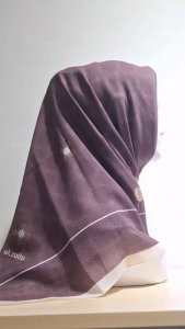 Elzatta KAILA BORDER CASABLANCA Bahan VOAL Segiempat Motif Premium Size 110 cm x 110 Terdapat Plat Emas Elzattahijab gampang dibentuk adem nyaman jahit tepi rapi